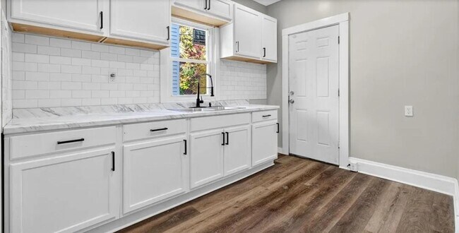 Building Photo - 11209 Continental Ave