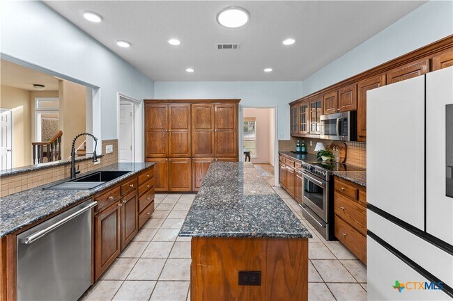 Building Photo - 1060 Great Oaks Dr