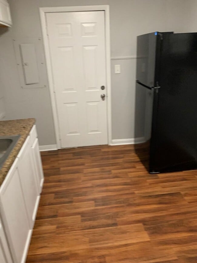 Building Photo - Quaint 2 bedroom home