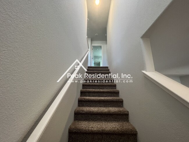 Building Photo - Newer 3bd/2.5 ba Home with 1 Car Garage in Gated Community