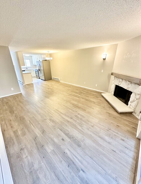 Open concept living area - 14537 NE 40th St