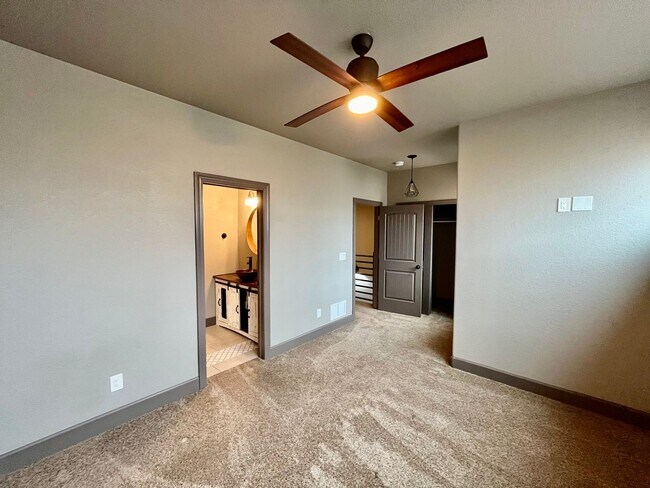 Building Photo - * Rare Find* Luxurious 3 Bedroom Modern-Rustic Townhome in Mountain Shadows