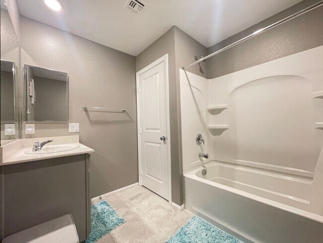Building Photo - (Fully Furnished) 4 Bedroom + Loft,  3 Ful...