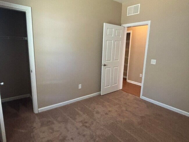 Building Photo - 2757 Kennedy Dr