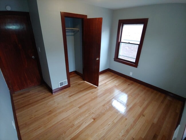 Building Photo - 3 Bedroom House Available NOW in Burnham I...