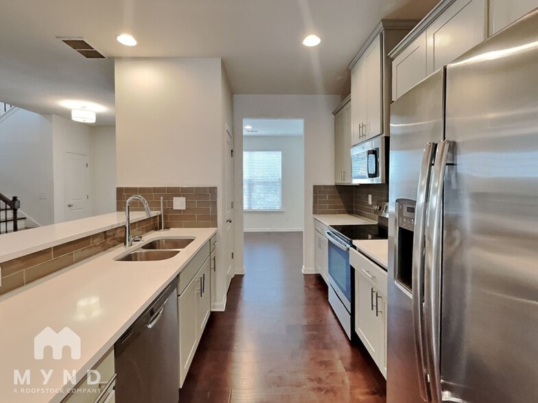Building Photo - 842 Regal Ln