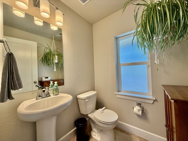 Building Photo - Beautiful Modern 3-Bedroom, 2.5 bath Townh...