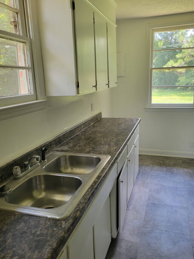 Building Photo - 502 Rosewood Dr