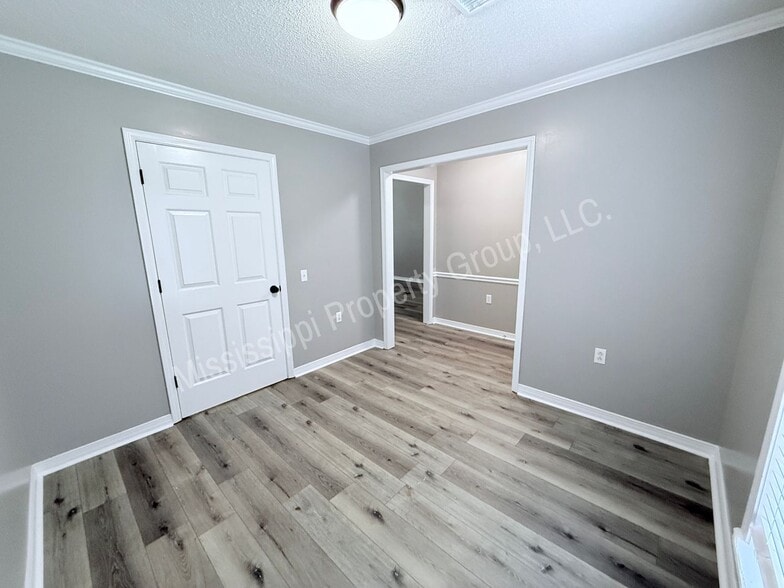 Building Photo - 2112 Harris Dr