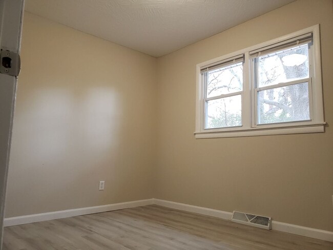 Building Photo - SPACIOUS 3 BEDROOM 2 BATH AVAILABLE NOW!!