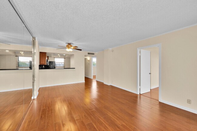 Building Photo - 118 Royal Pk Dr