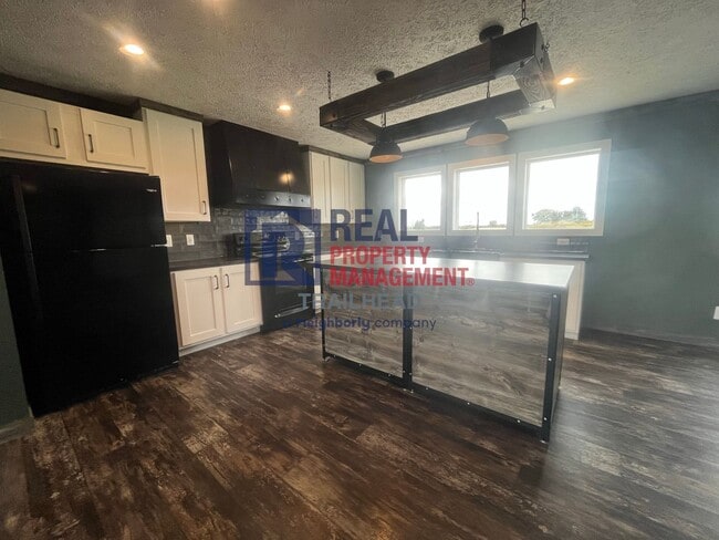 Building Photo - 3 Bed / 2 Bath Farmhouse Styled Home – Move In Ready