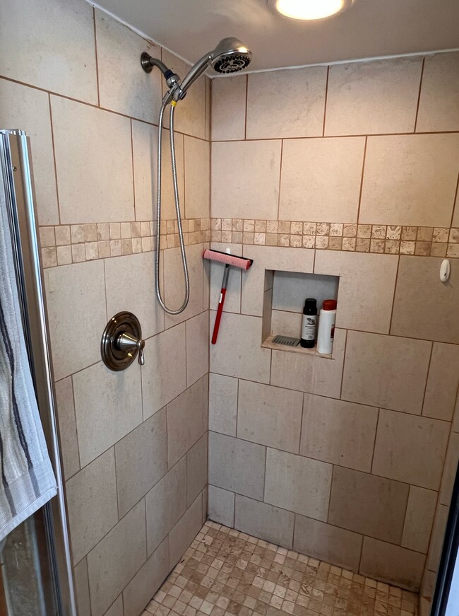 Building Photo - Move In June 1st 2026! 2 Bedroom 2 bath - Pet's OK - Wilmette