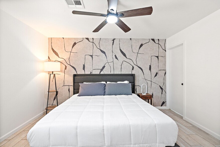 Building Photo - 2302 W Colter St