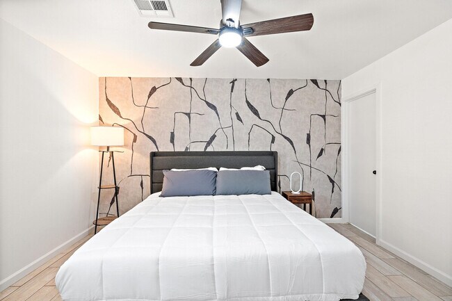 Building Photo - 2302 W Colter St