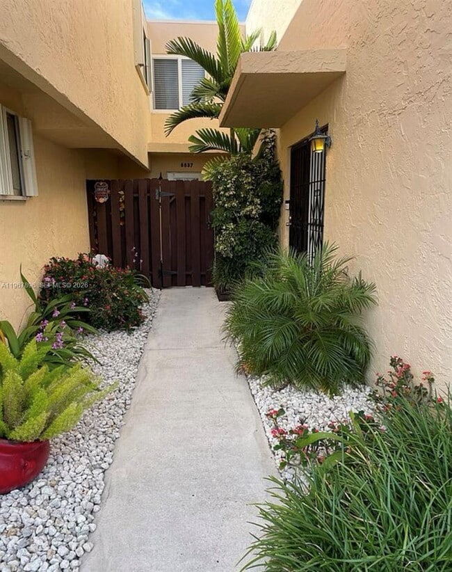 Building Photo - 8837 NE 4th Avenue Rd