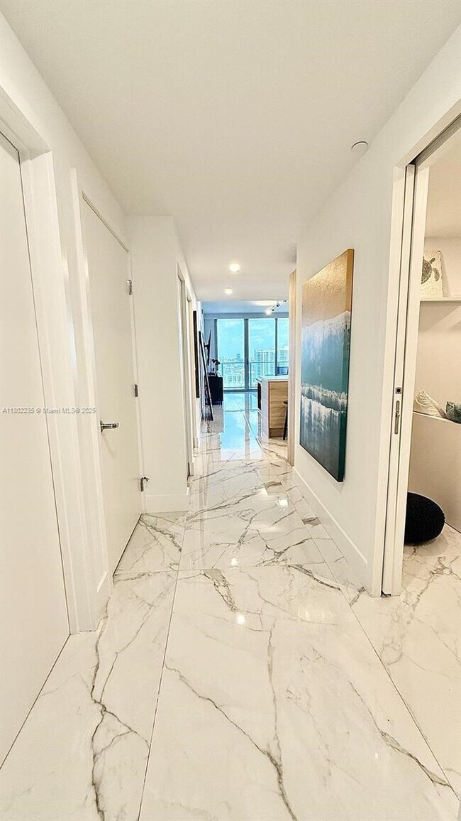 Primary Photo - 16385 Biscayne Blvd