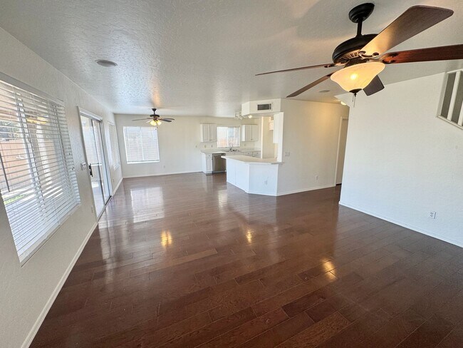 Building Photo - 4 Bedroom 3 Bathroom Home in Surprise! Has Loft & Additional Office/Den!