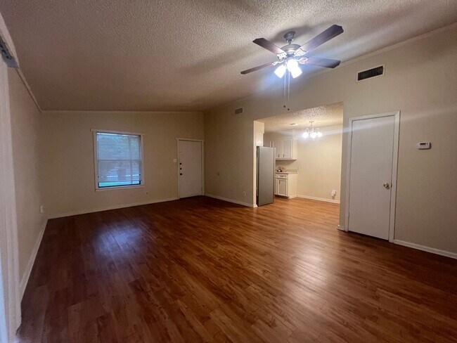 Building Photo - 2/1 with Carport / Fridge / No Carpet /Gas...