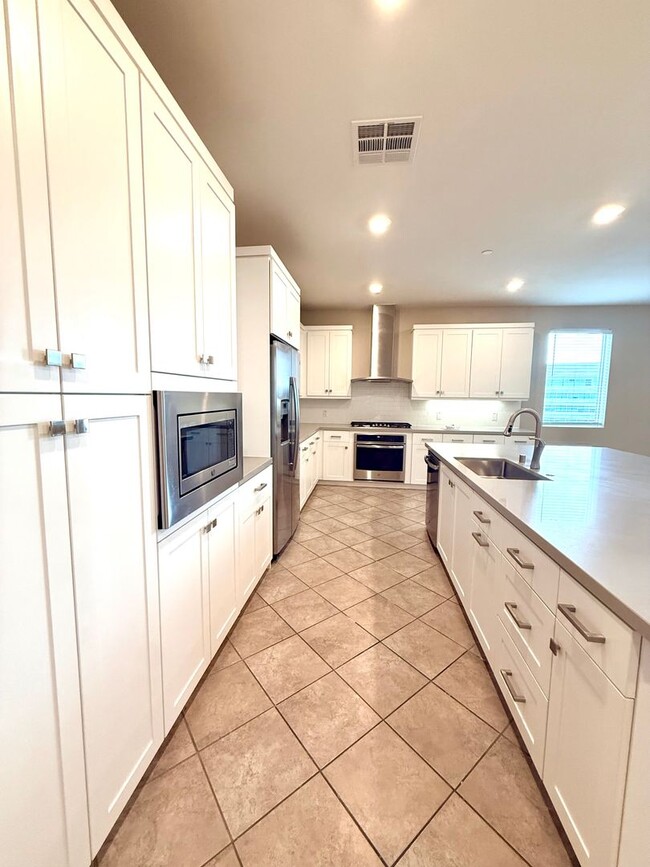 Building Photo - Newer 2 bedroom 2 bath luxury SMART HOME c...