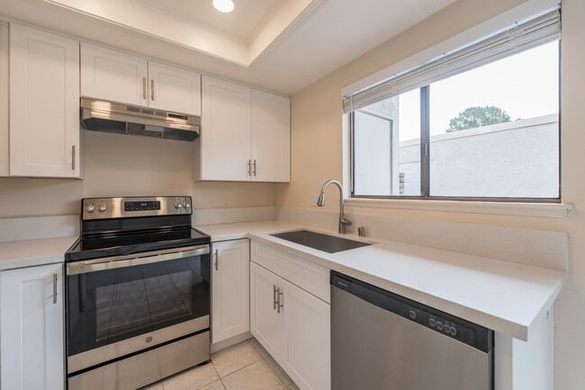 Building Photo - RPV Remodeled 2 bed 3 bath townhome in gat...