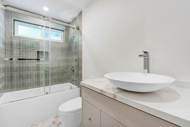 Building Photo - 2107 Montana Ave