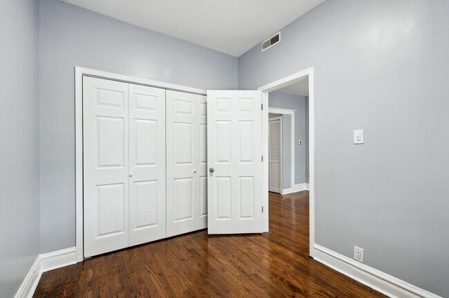 Building Photo - 1341 N Ashland Ave