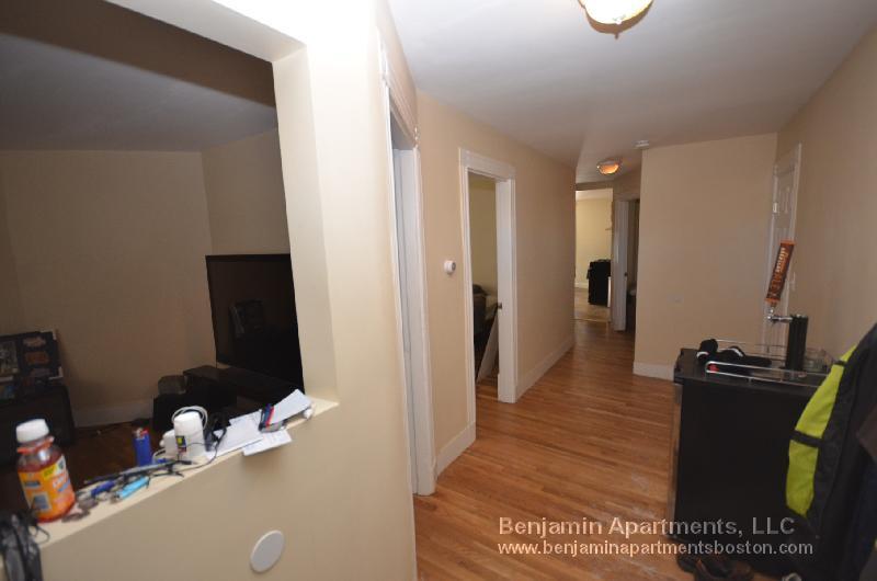 Building Photo - 861 E 1st St