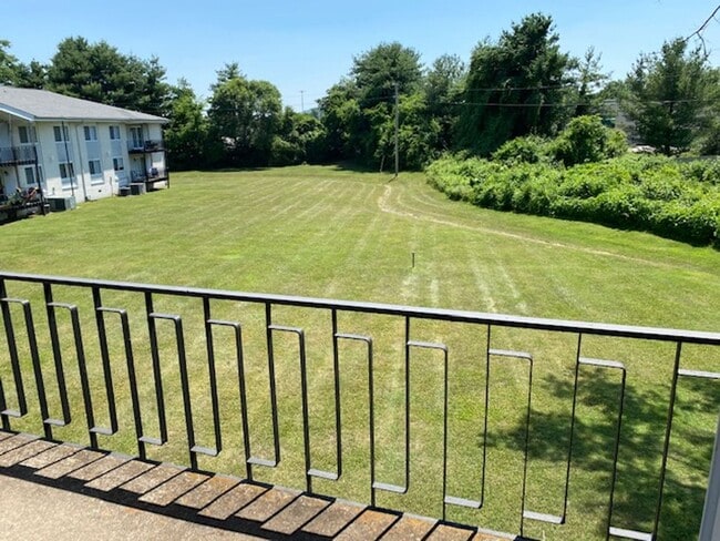 Building Photo - Walking distance to downtown Franklin and ...