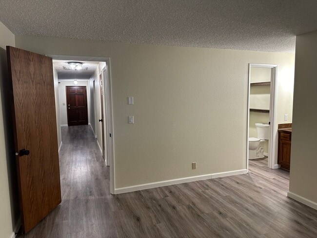 Building Photo - Beautiful 3 bedroom 2 bathroom house in a ...