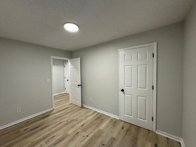 Building Photo - 3bed/2bath freshly renovated home!