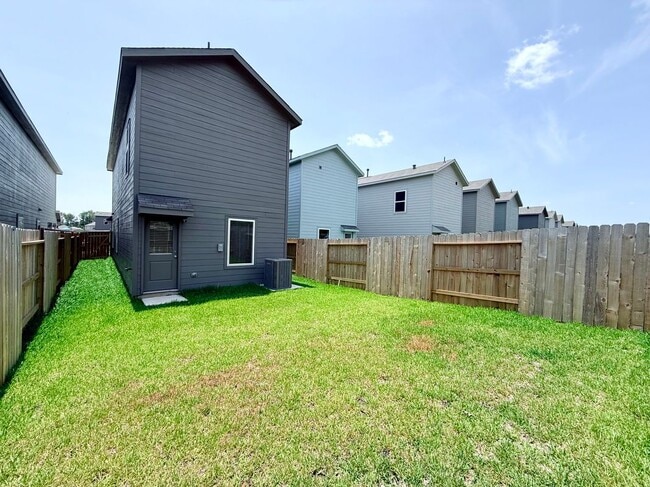 Building Photo - 21321 Carosella Dr
