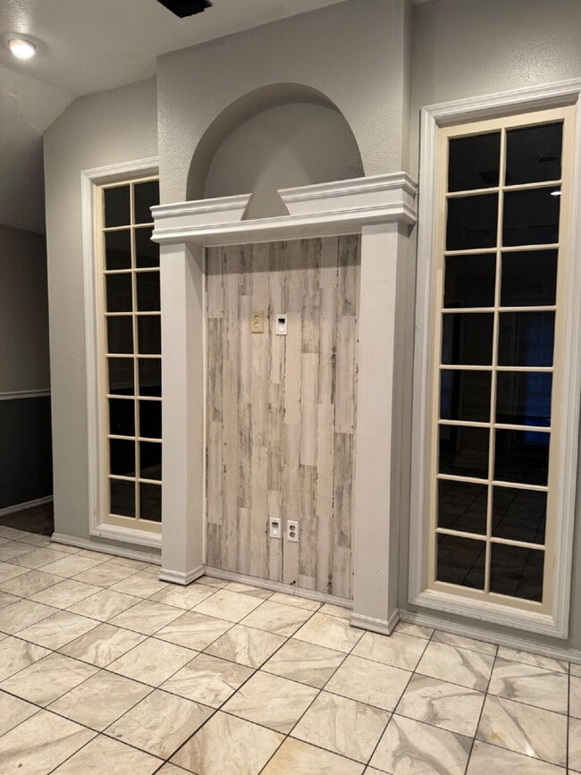 Building Photo - "Spacious 3-Bedroom Oasis with 2 Full Bath...