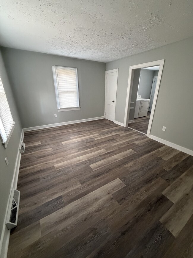 Building Photo - 711 Dennis St