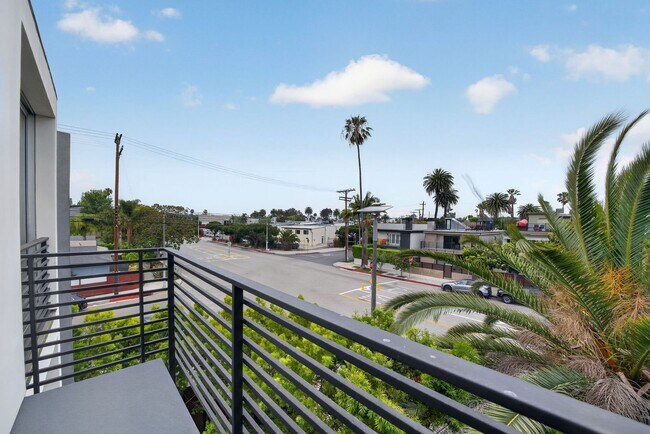 Building Photo - Discover this striking 3 bedroom apartment for rent in Venice, offering 4 bathrooms, contemporary...