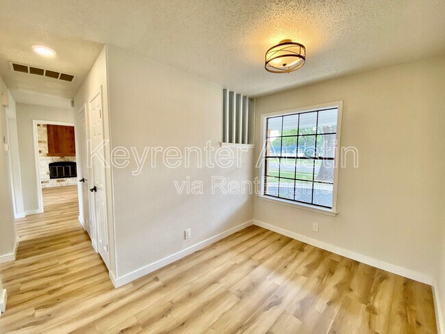 Building Photo - 410 Twin Oak Trail