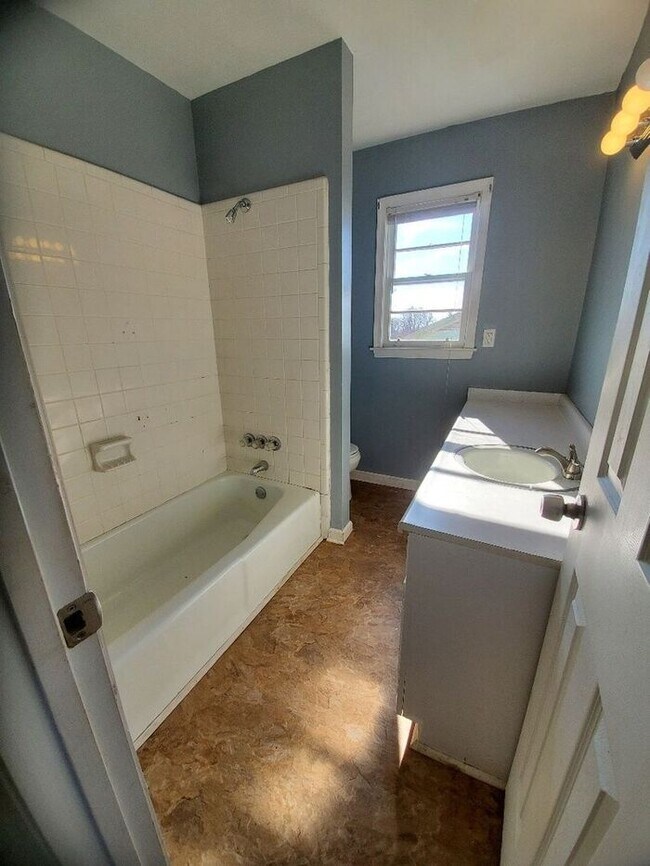Building Photo - 10 Bostic St
