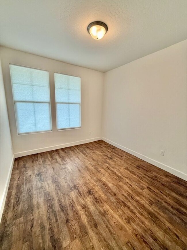 Building Photo - 3 Bedroom 2 Bathroom in NE Visalia!