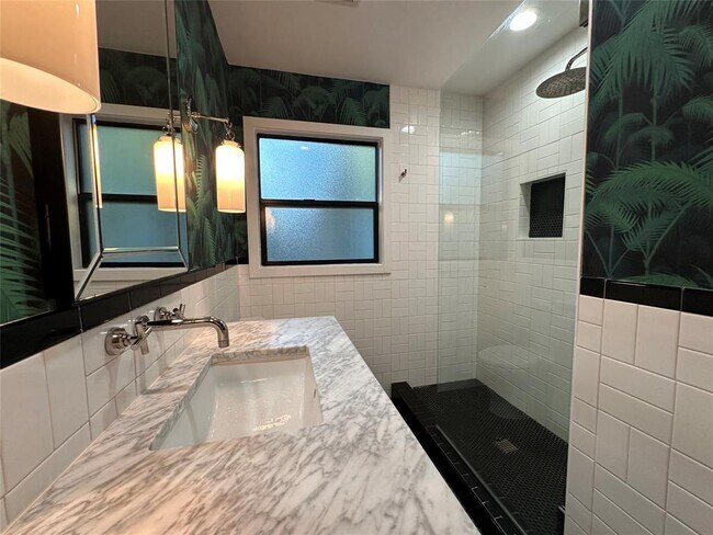 Building Photo - 4711 Fairview Dr