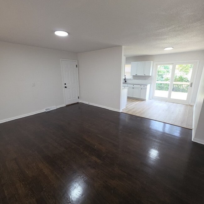 Building Photo - Spacious 3 bedrooms and 2 baths ranch home located on SE Browning St in Lee's Summit, MO