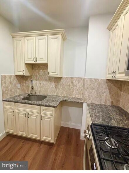 Building Photo - 320 Loney St