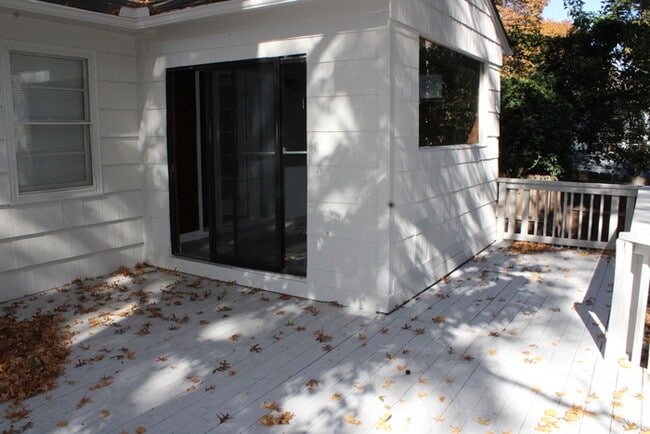 Building Photo - MOVE IN SPECIAL! - Spacious 4 bedroom and 2 bath with a very beautiful sun room in Kansas City MO