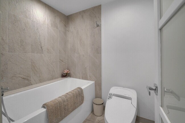 Building Photo - 4114 W Palm Aire Dr