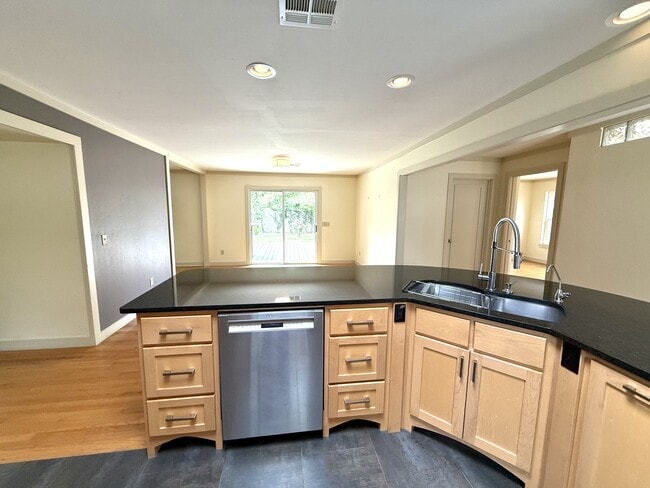 Building Photo - 1004 Brookside Dr