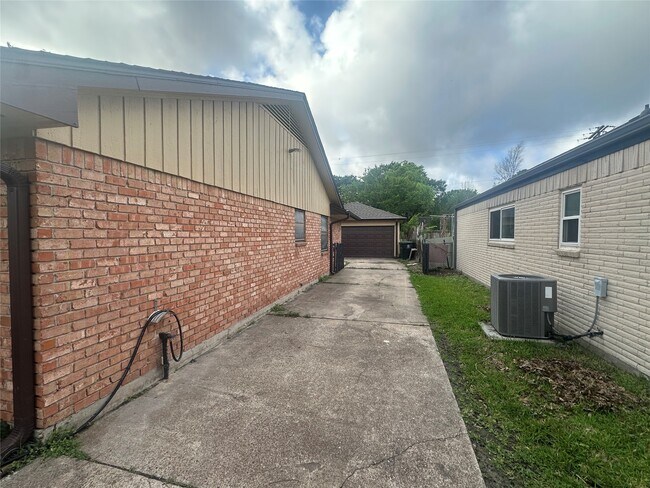 Building Photo - 8519 Leader St
