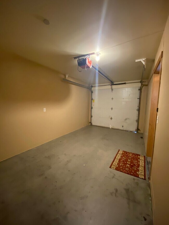 Building Photo - 3 Bedroom | 2 1/2 Bath Townhouse in The Dalles, OR.