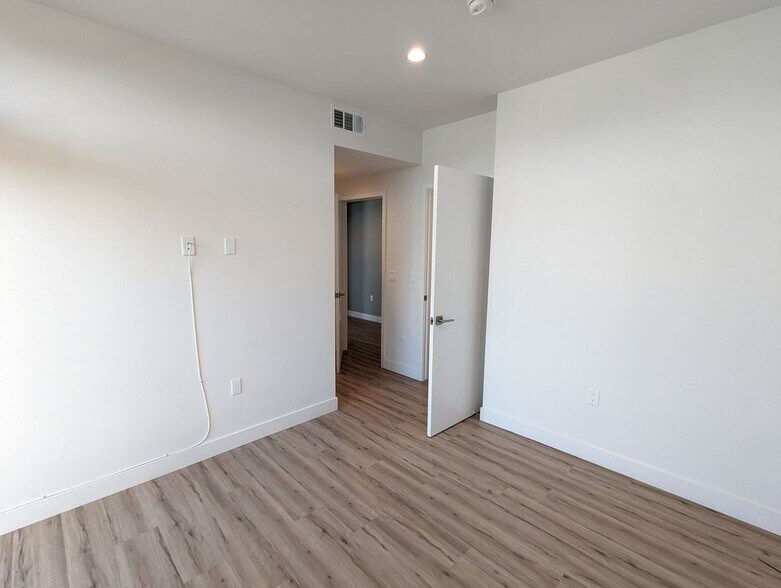 Building Photo - 338 Mariposa Ave