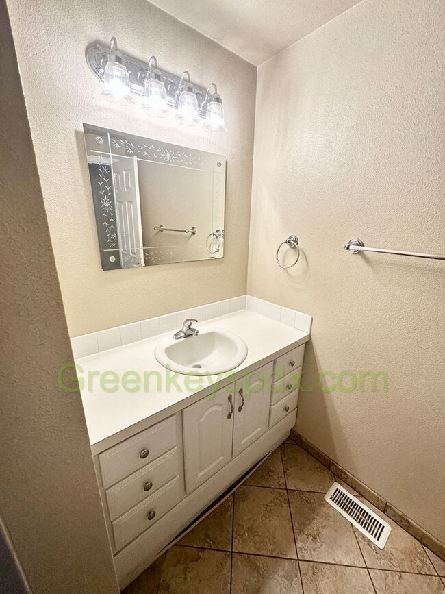 Building Photo - Gorgeous 4 Bedroom 2 Bath with Fully Fence...