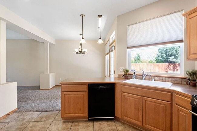 Building Photo - Craftsman Style Townhome in Private Neighb...