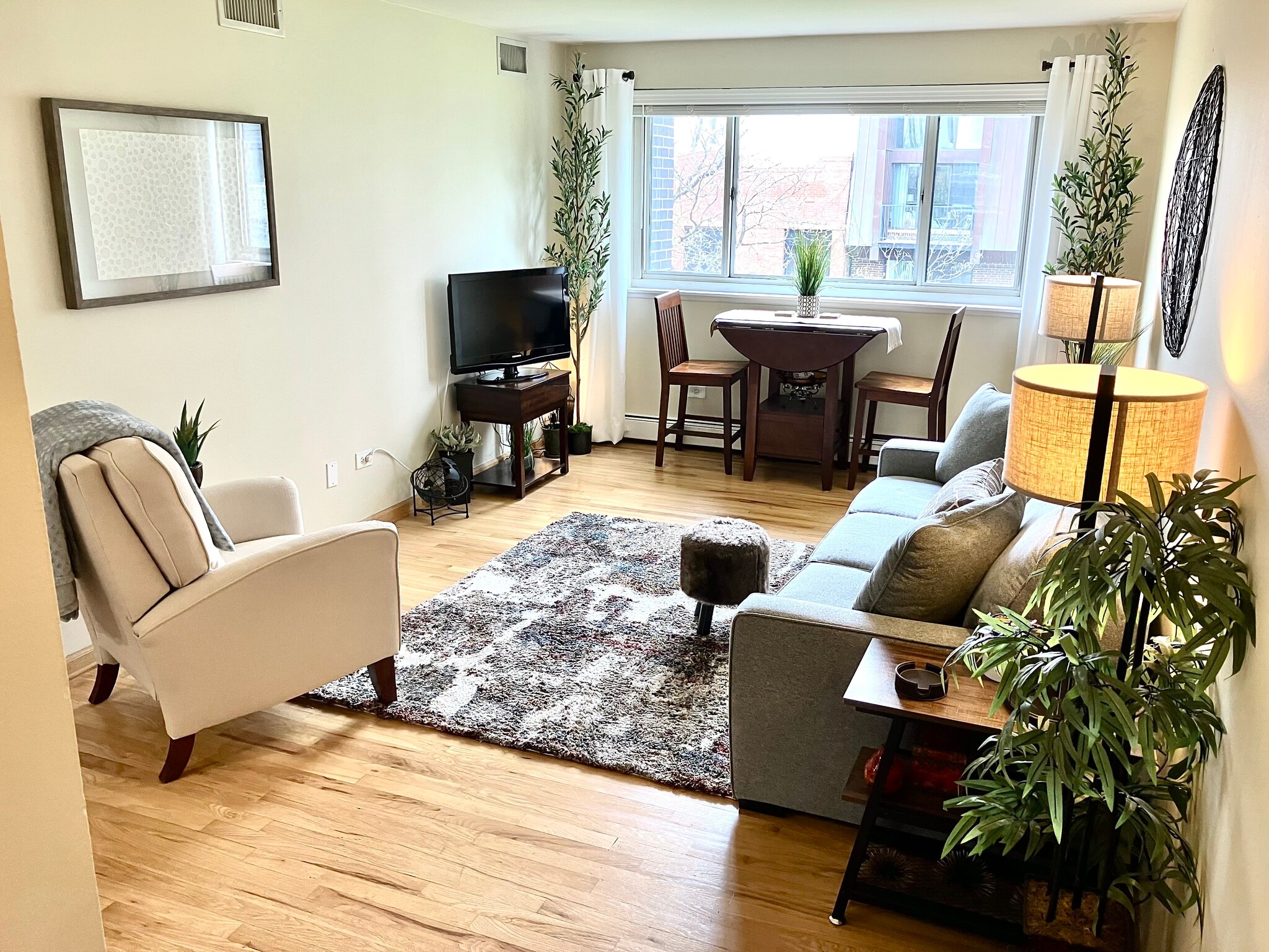 Building Photo - 515 W Wrightwood Ave